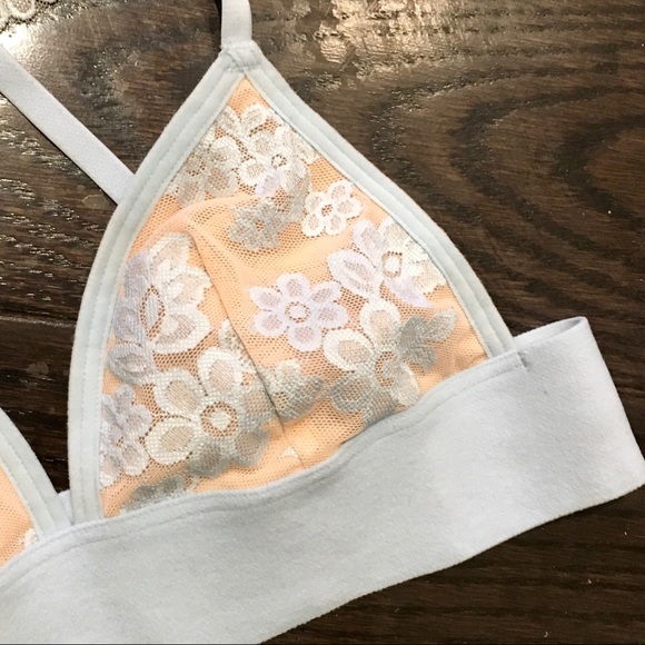 2 Rare VS PINK Lacey Bras - Picture 11 of 16